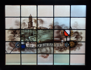 878204 Afbeelding van het glas-in-loodraam de Domstad (br. x h: 125 x 90 cm), uit de objectencollectie van het ...